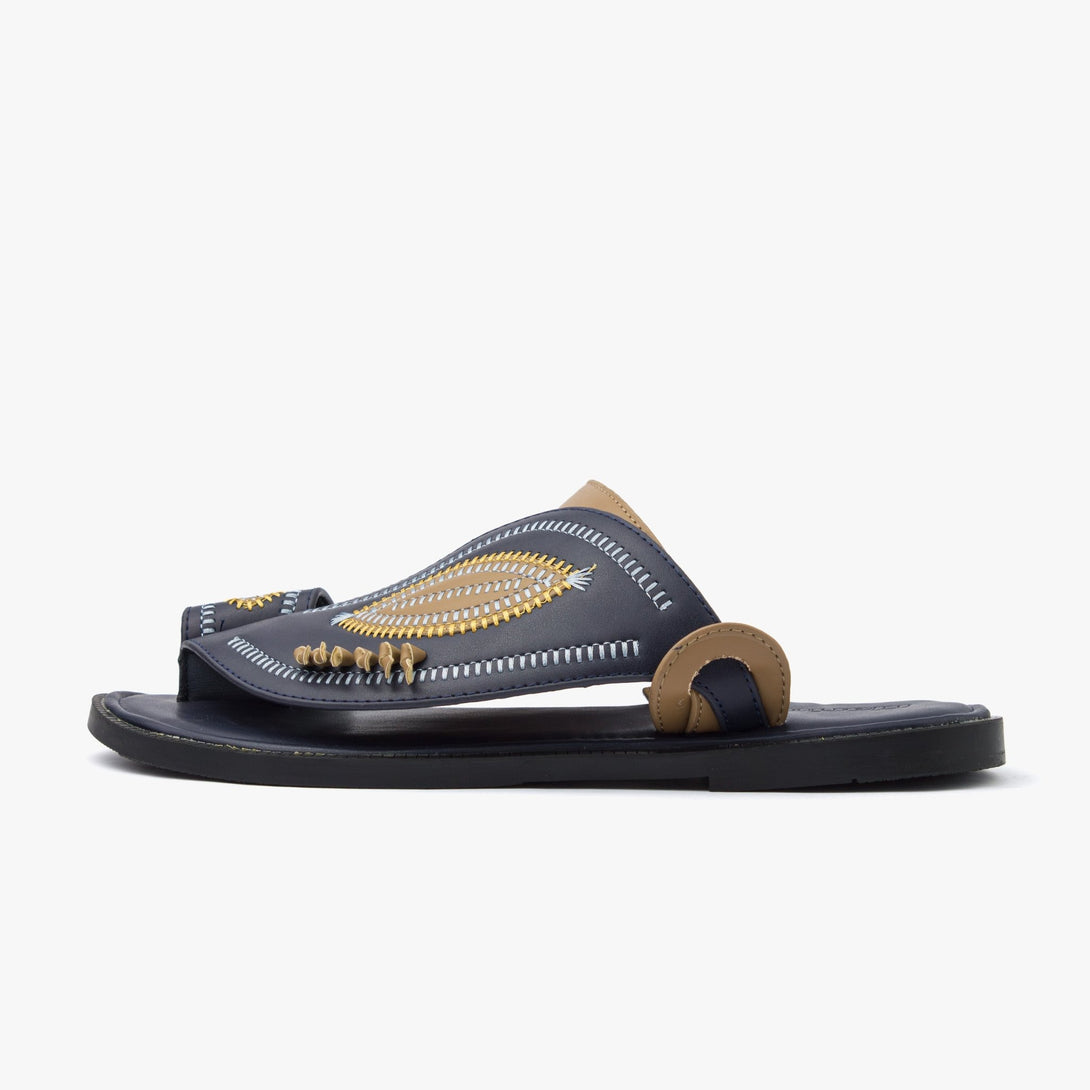 حذاء شرقي مطرز