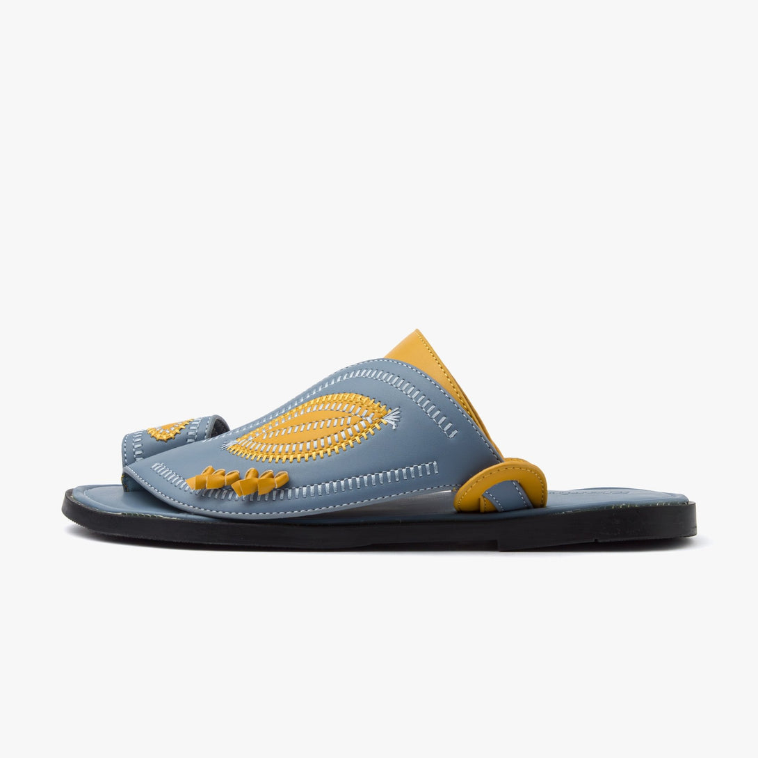 حذاء شرقي مطرز