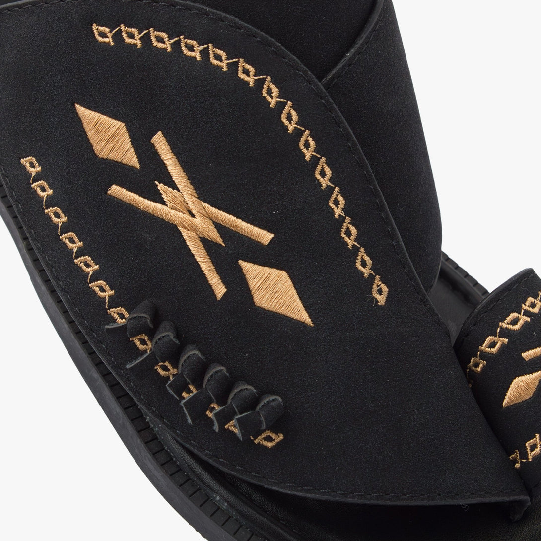 حذاء شرقي مطرز