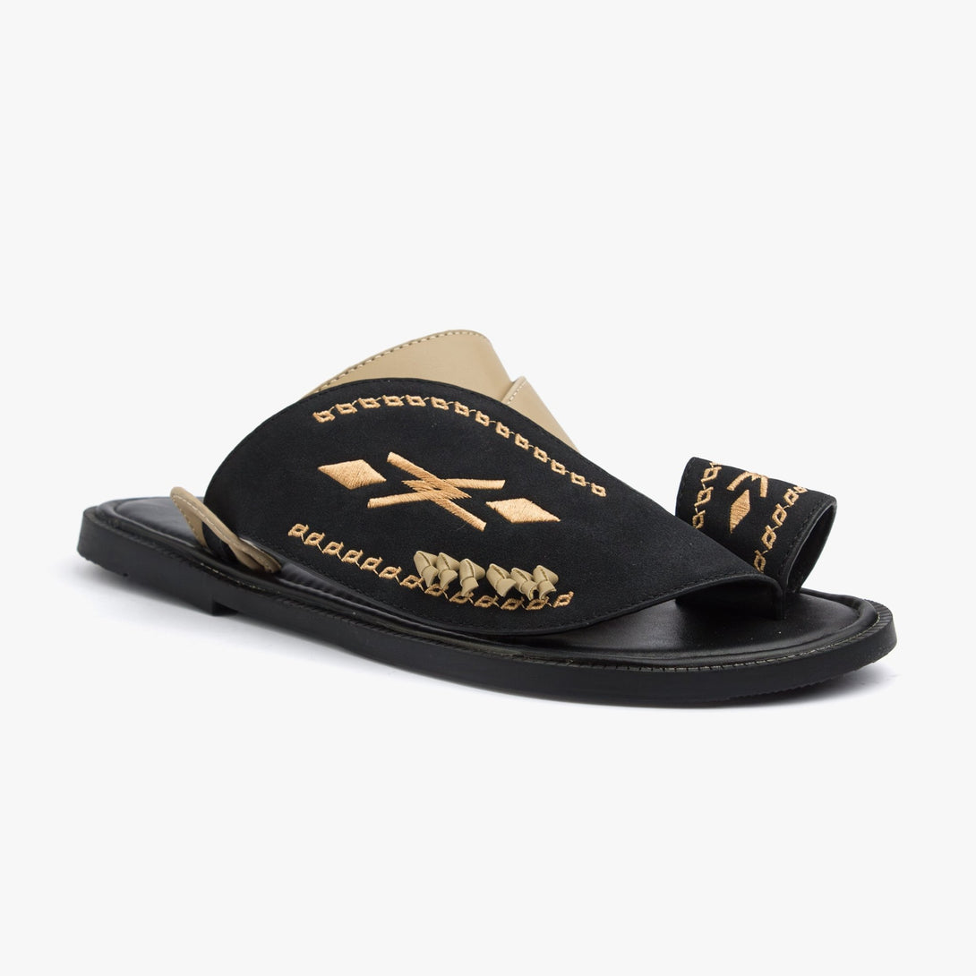 حذاء شرقي مطرز