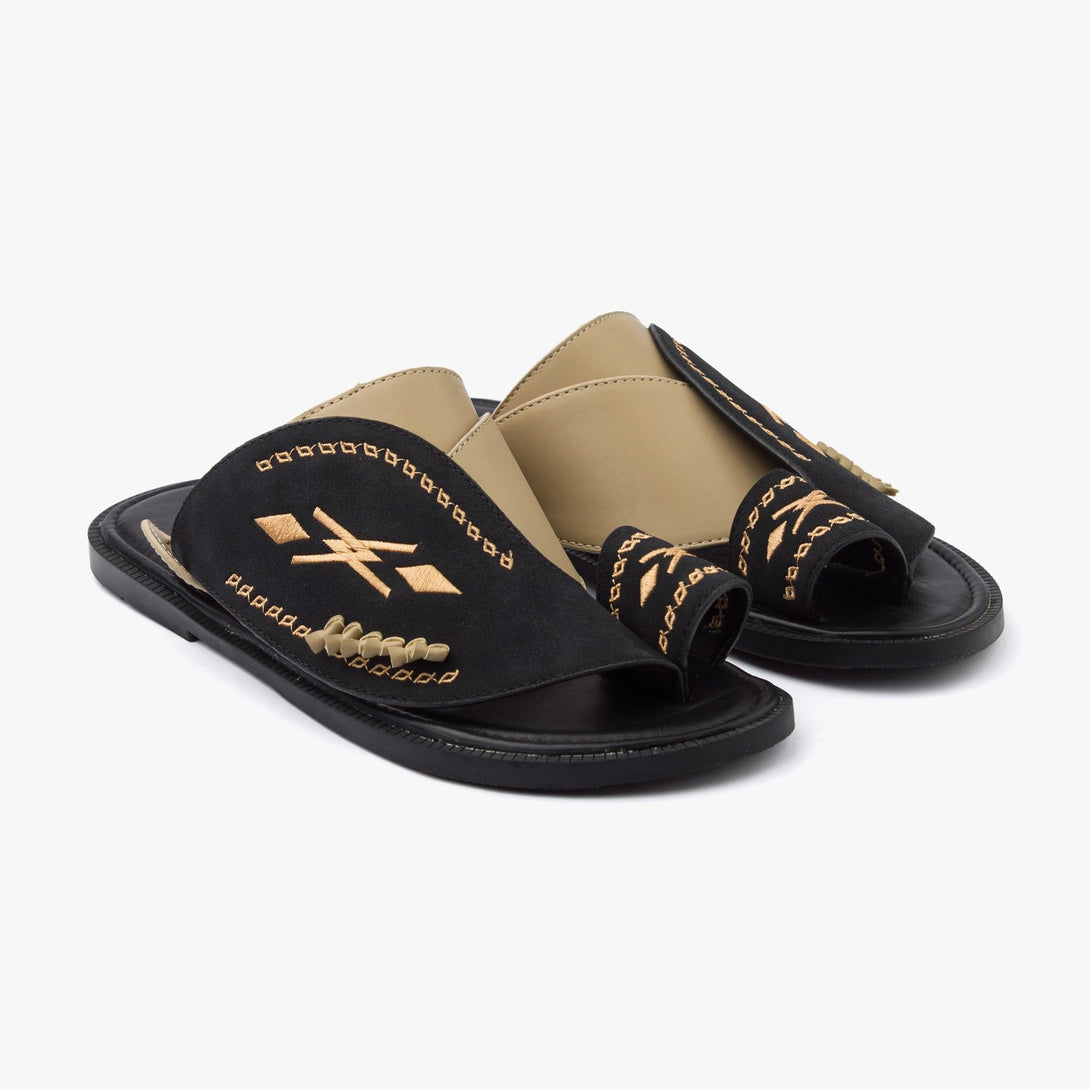 حذاء شرقي مطرز