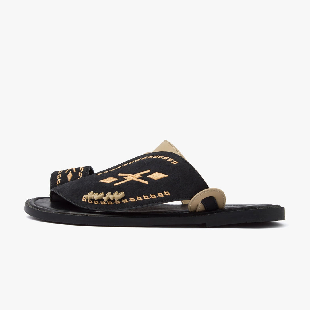 حذاء شرقي مطرز