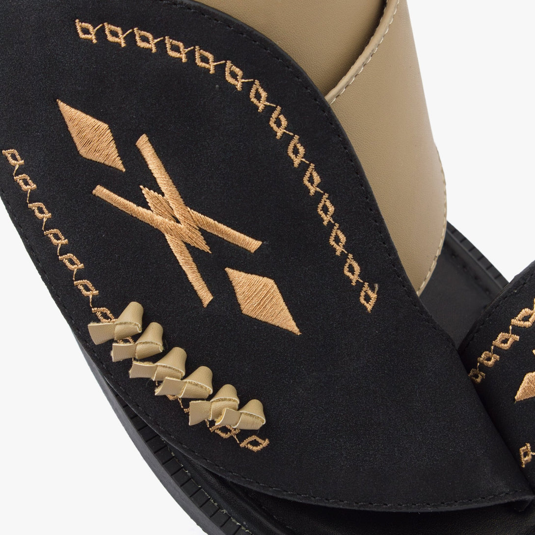 حذاء شرقي مطرز