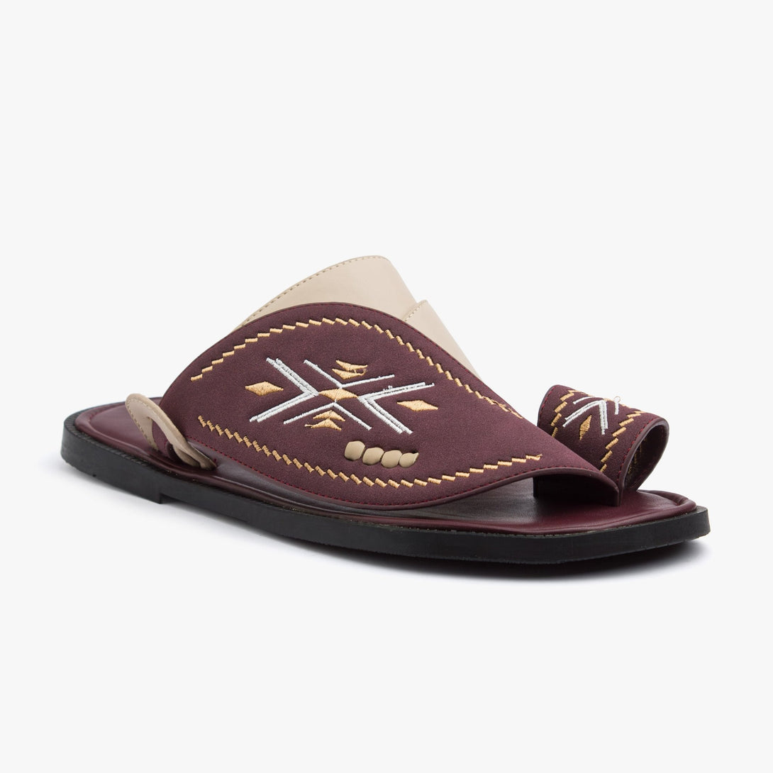 حذاء شرقي مطرز