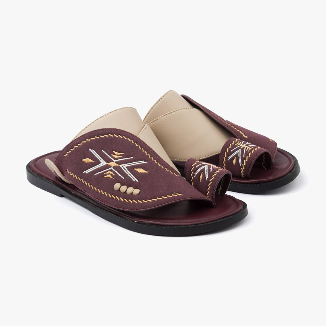 حذاء شرقي مطرز