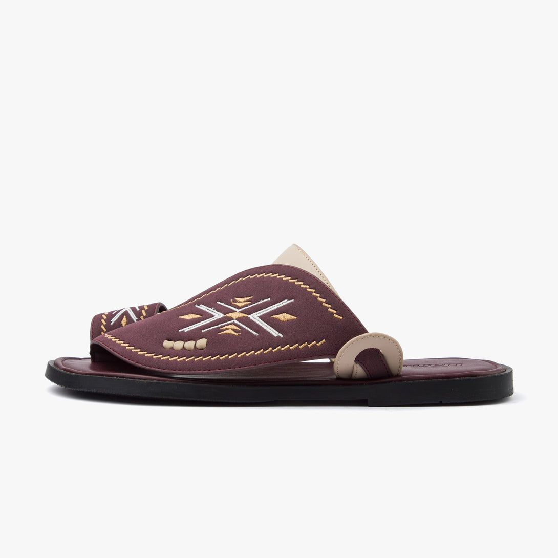 حذاء شرقي مطرز