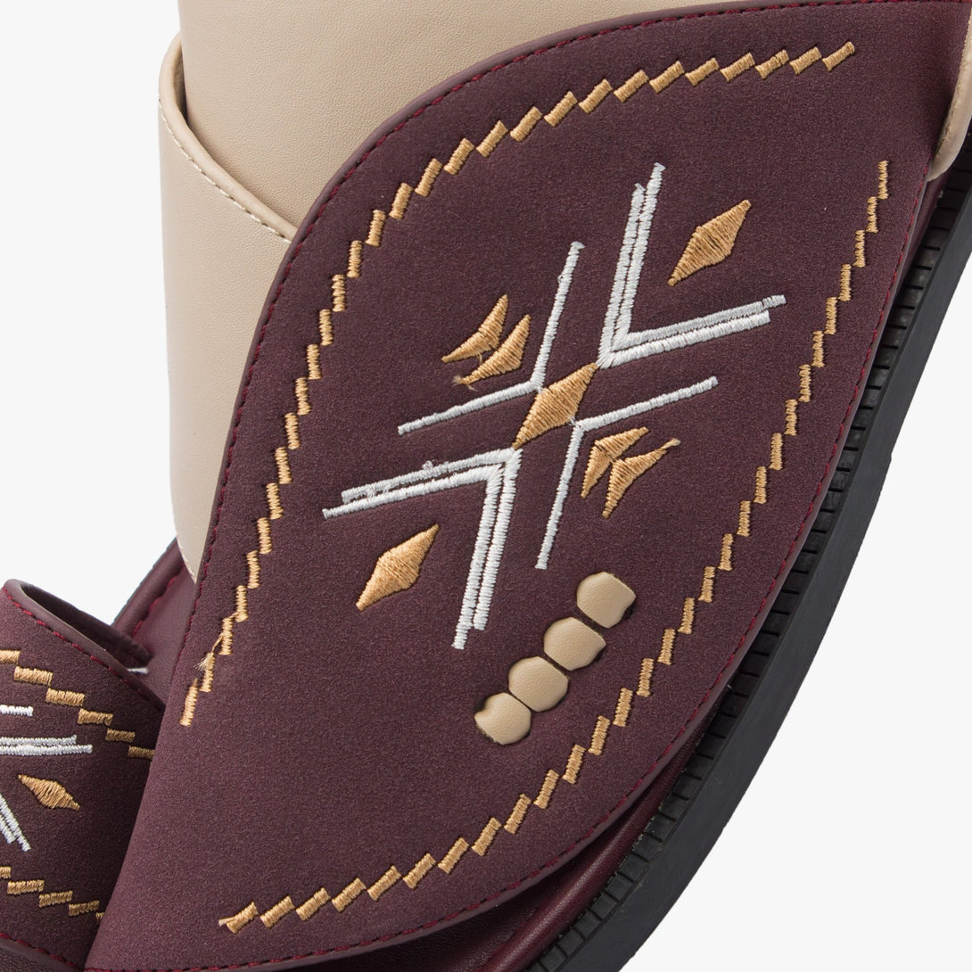 حذاء شرقي مطرز