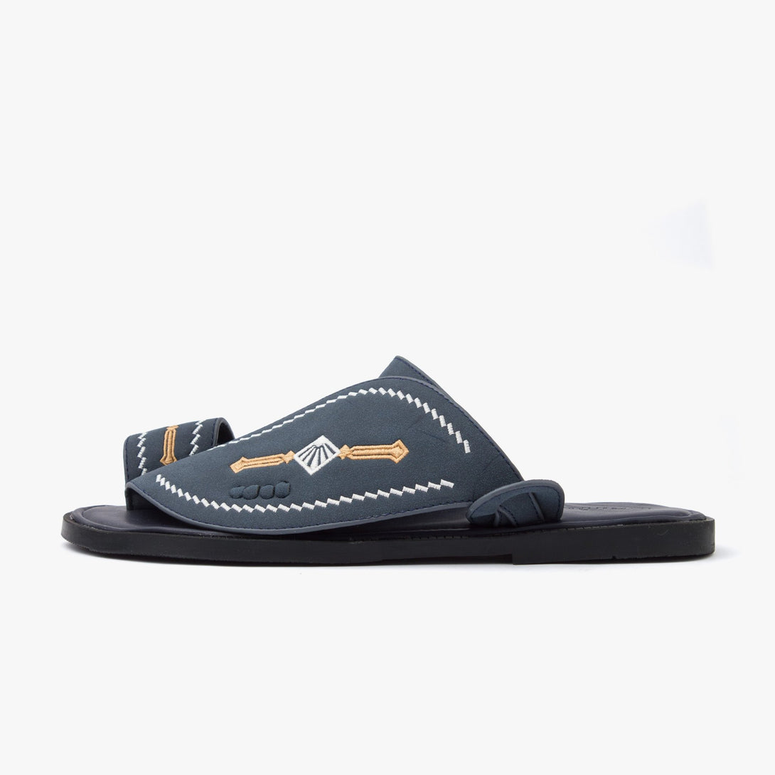 حذاء شرقي مطرز