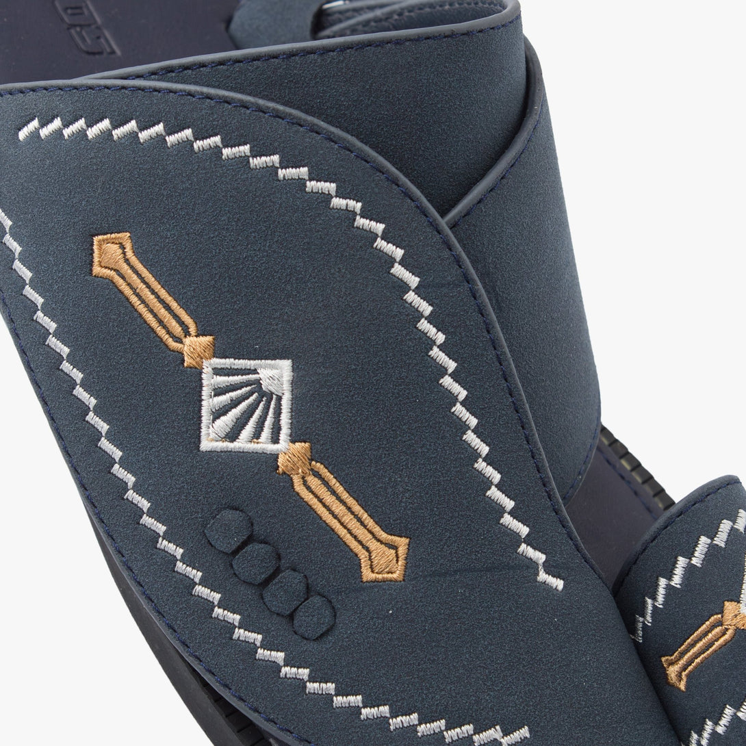 حذاء شرقي مطرز