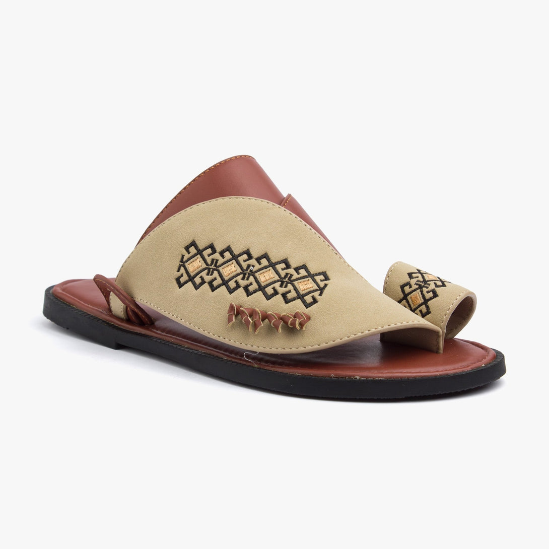 حذاء شرقي مطرز