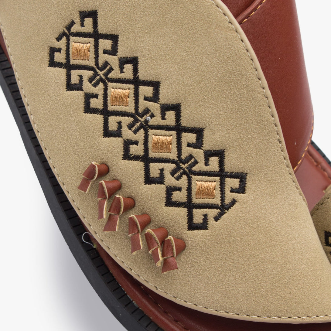 حذاء شرقي مطرز