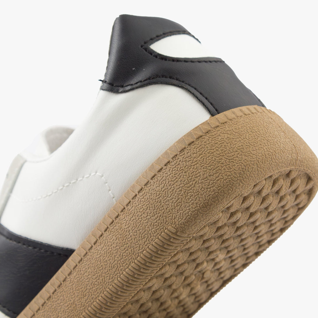 سنيكرز نسائي