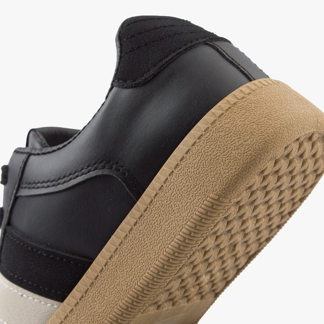 سنيكرز نسائي