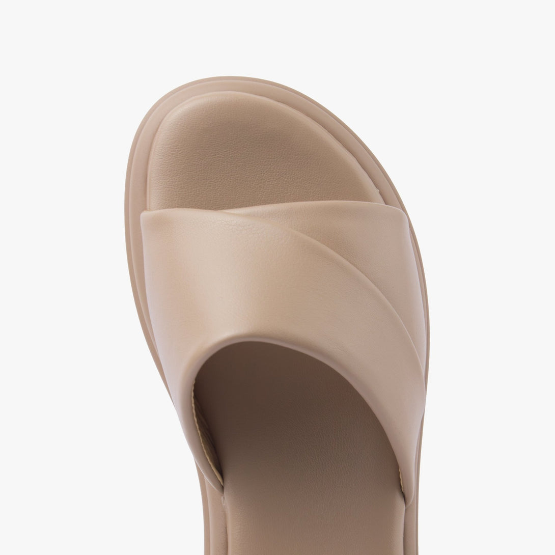 صندل نسائي سهل الإرتداء