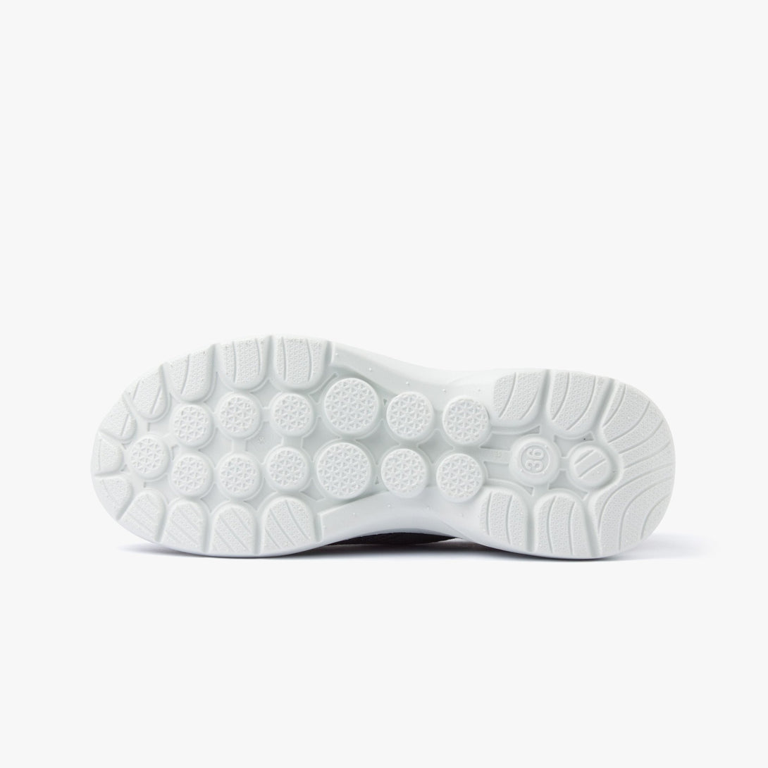 حذاء رياضي نسائي