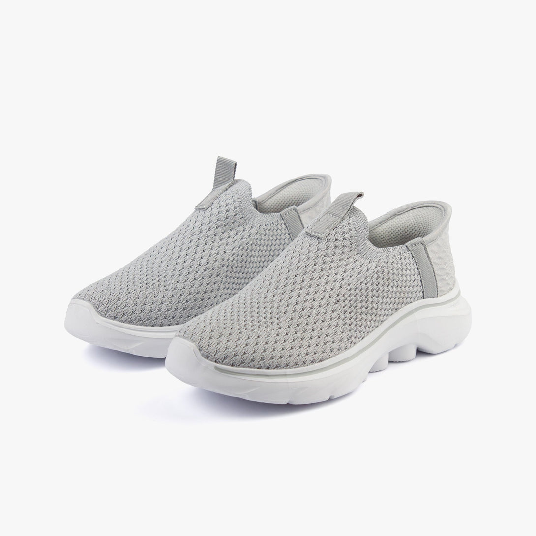 حذاء رياضي نسائي