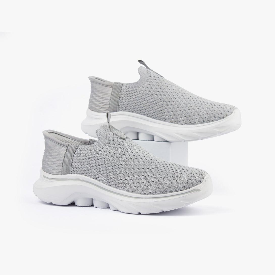 حذاء رياضي نسائي