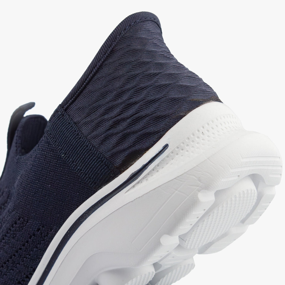 حذاء رياضي نسائي