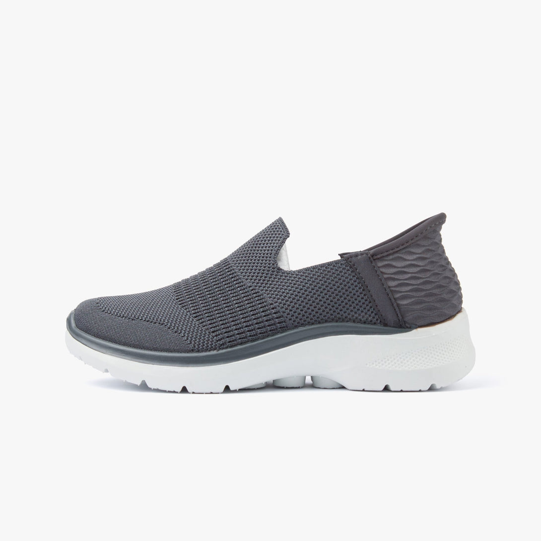 حذاء رياضي نسائي