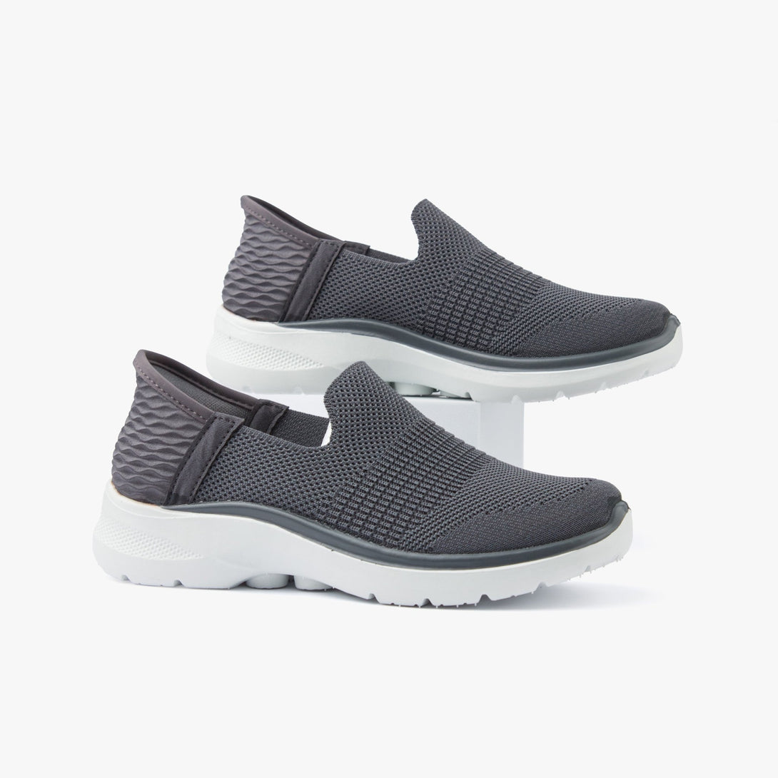 حذاء رياضي نسائي