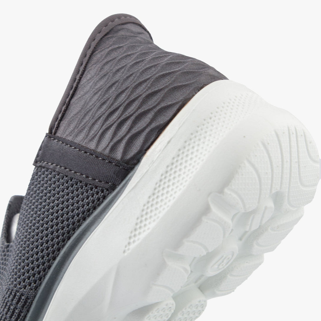 حذاء رياضي نسائي