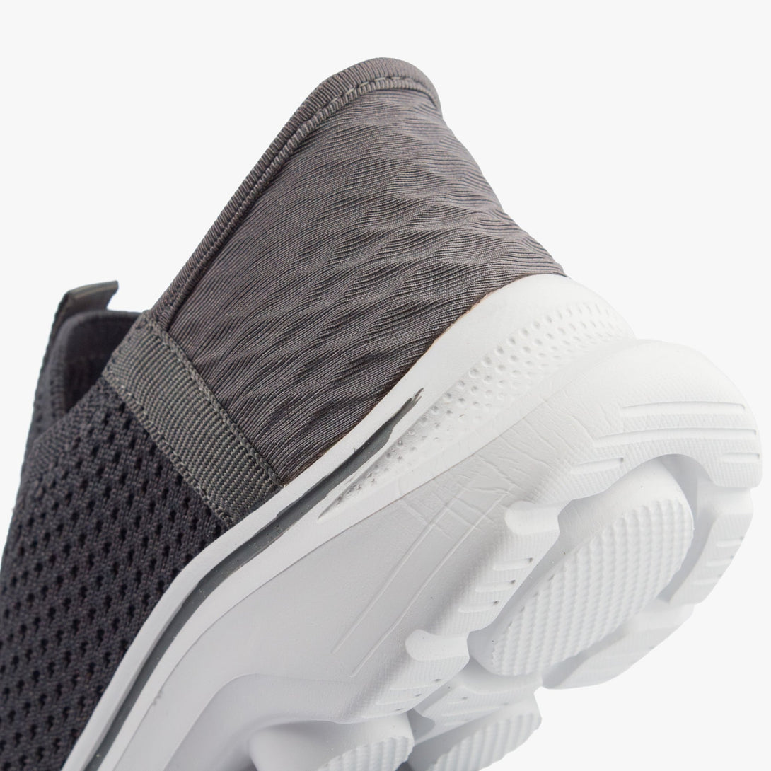 حذاء رياضي نسائي