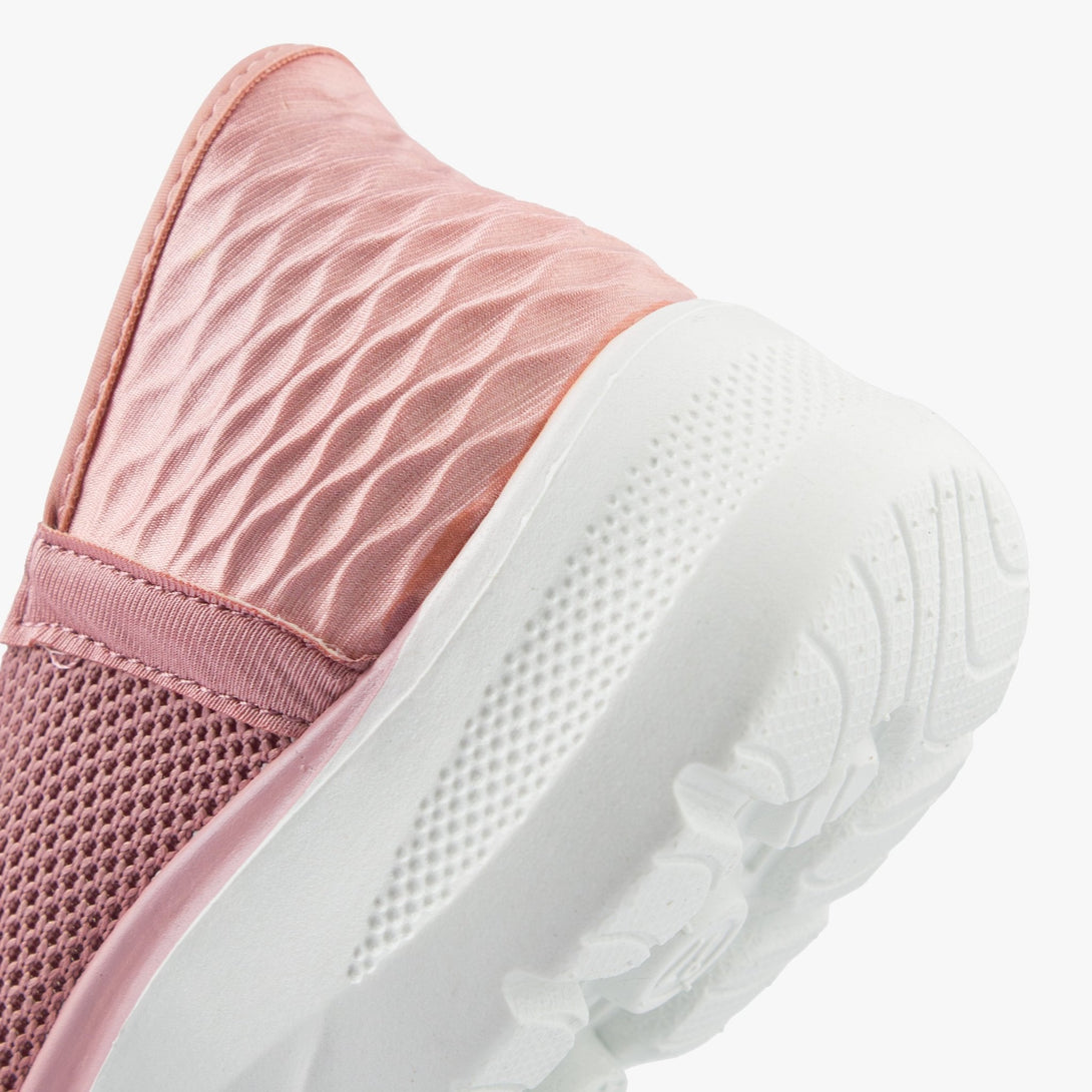 حذاء رياضي نسائي