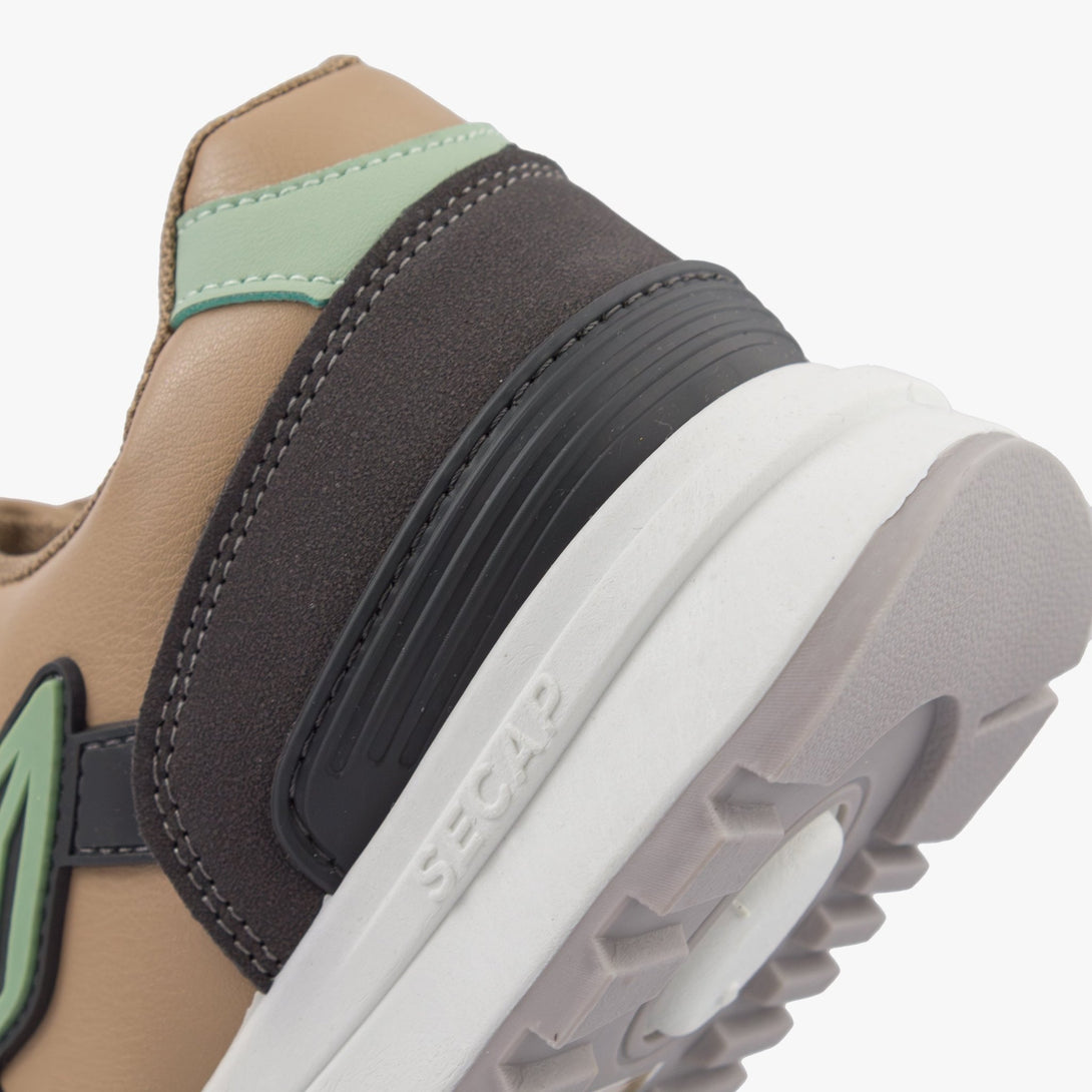 سنيكرز نسائي