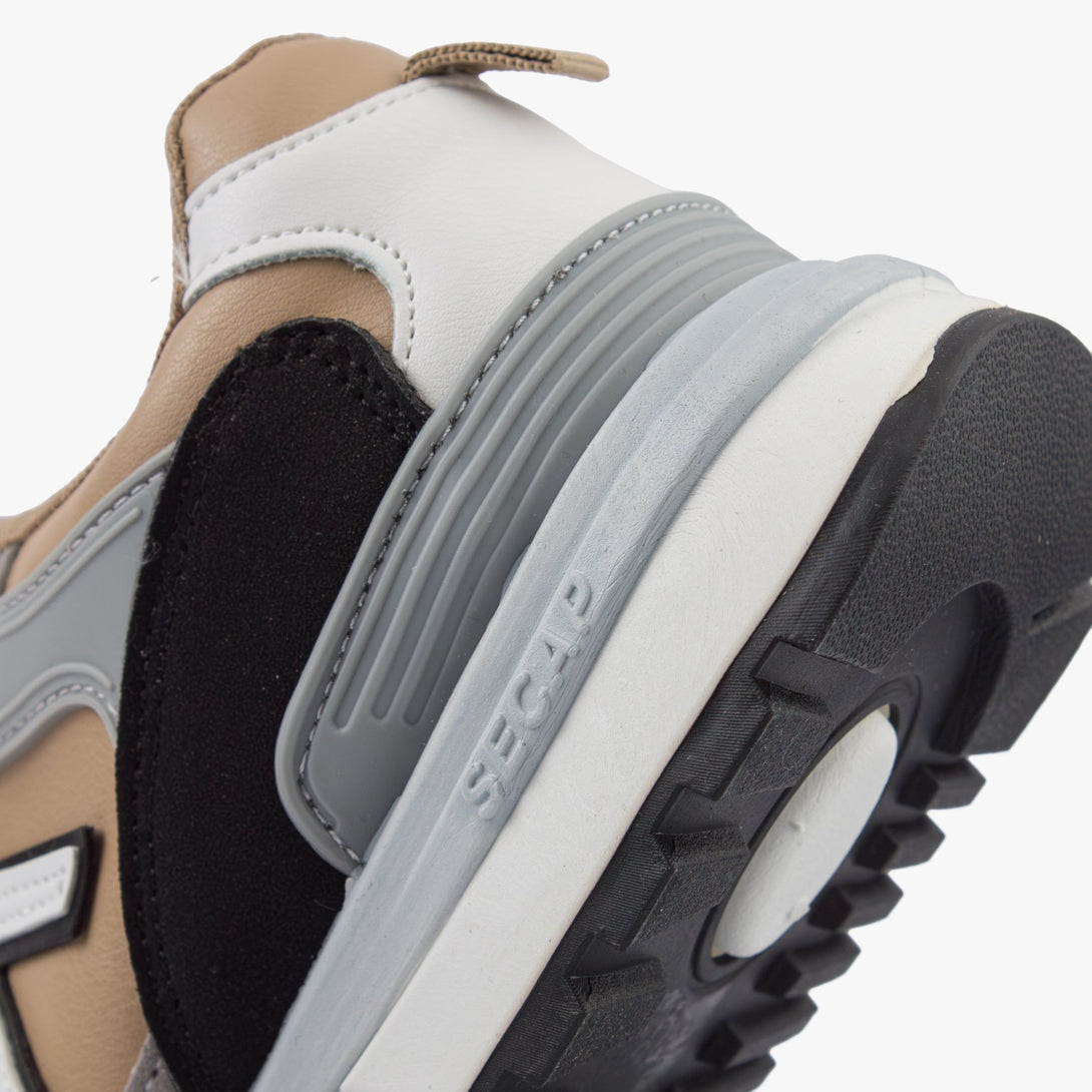 سنيكرز نسائي