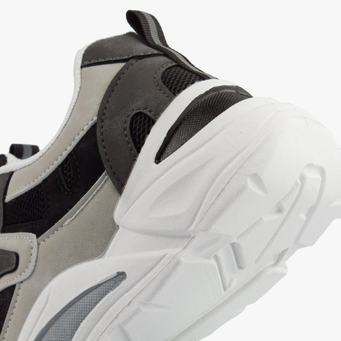 سنيكرز نسائي