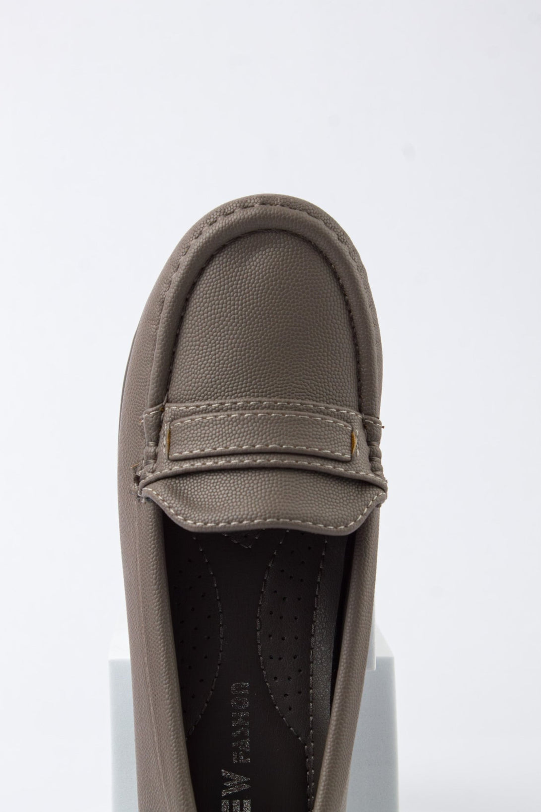 حذاء لوفر بكعب نسائي