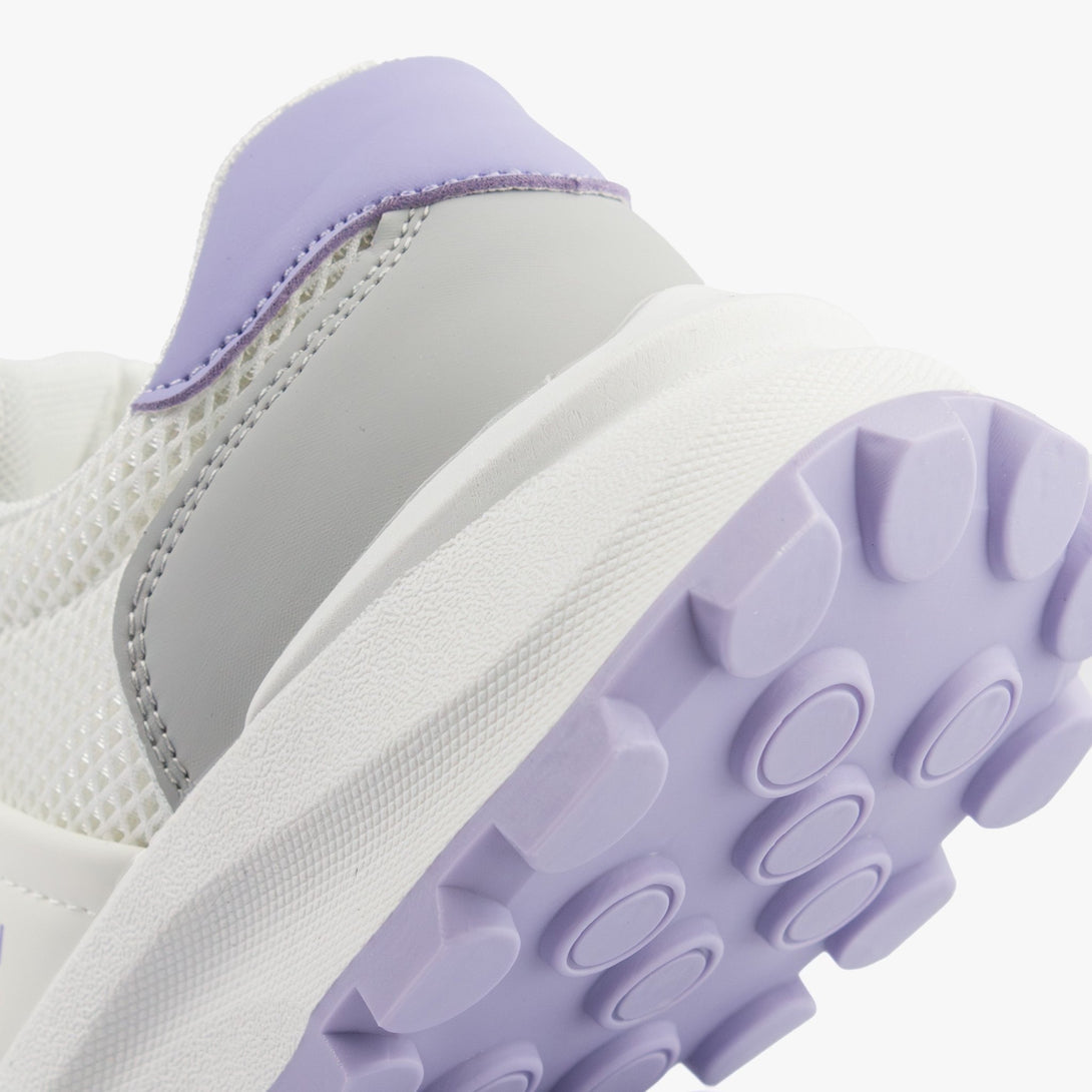 سنيكرز نسائي